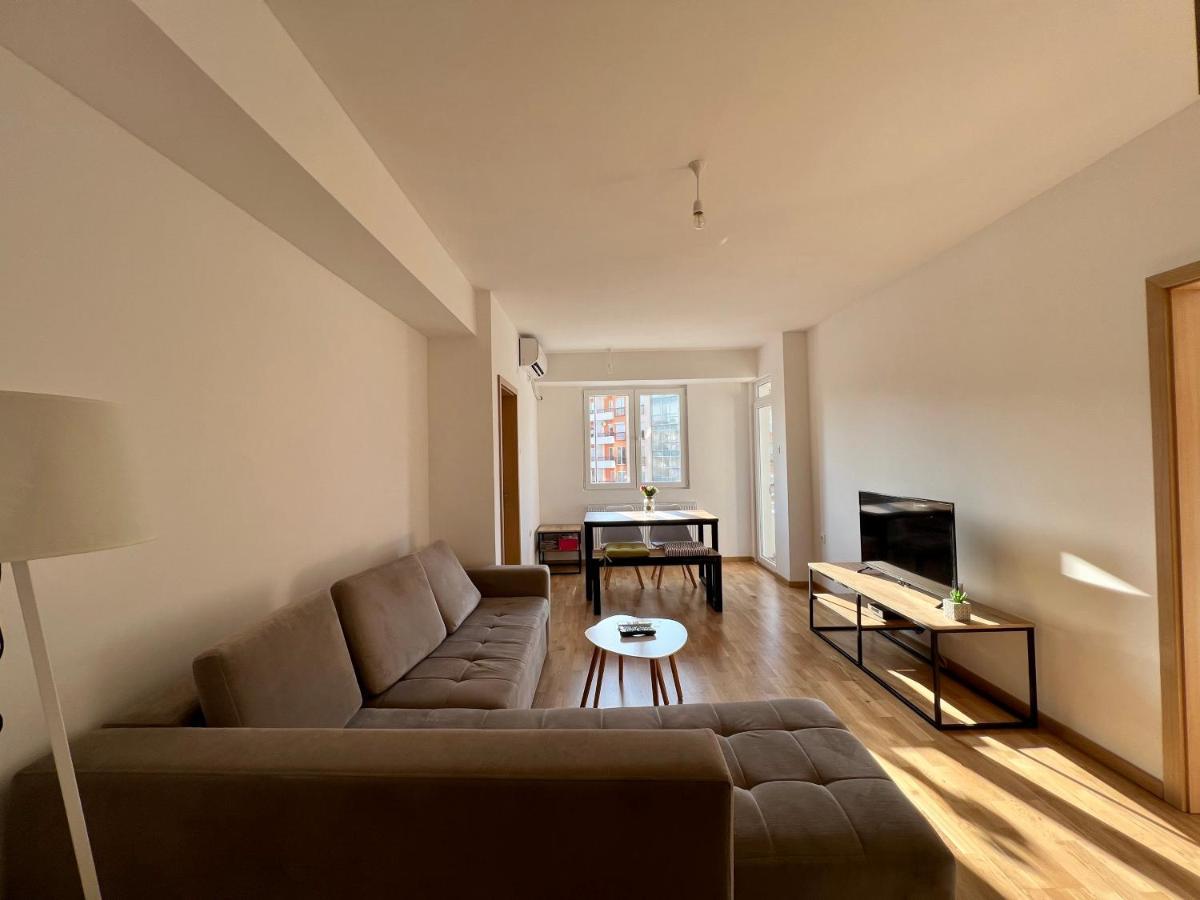 Sara'S Apartment Cozy And Close To Center With Private Parking Skopje Buitenkant foto